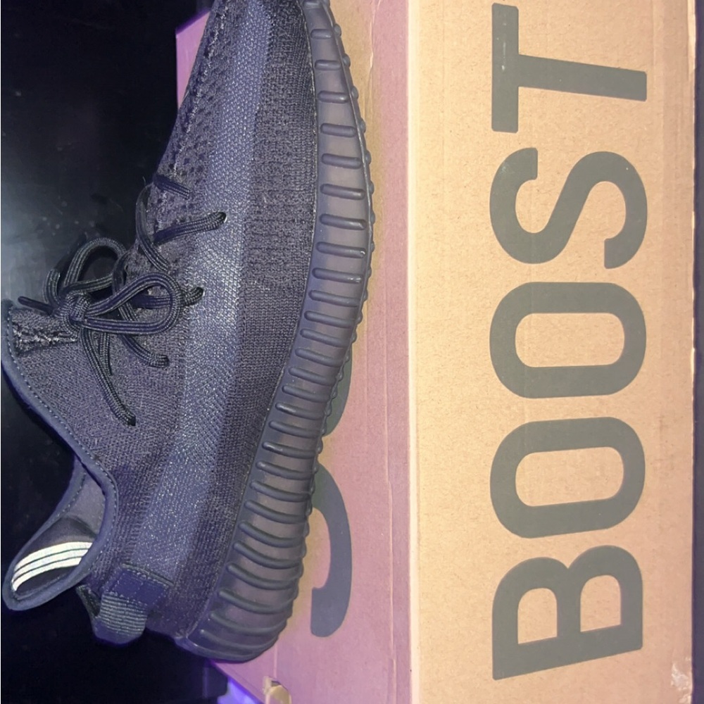 Yeezy Boost 350 V2 Onyx SIZE 10